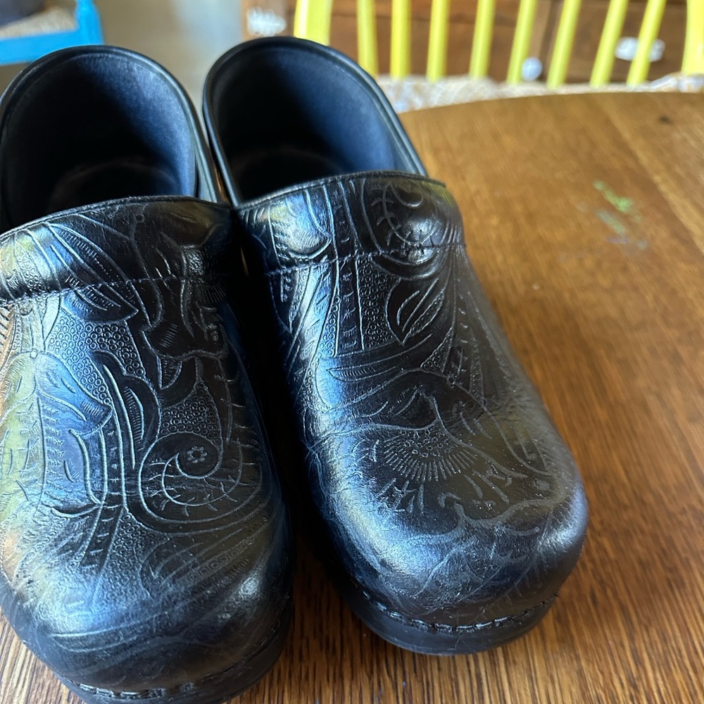 Dansko black tooled leather 38 in excellent preowned condition